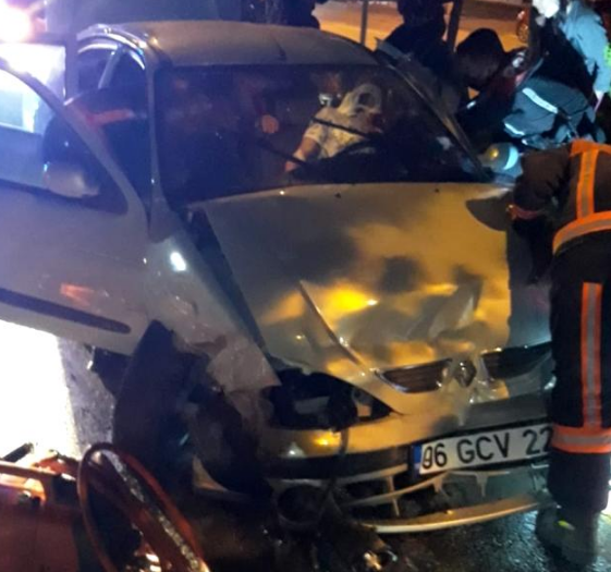 Başkent’te zincirleme kazada aracında sıkışan sürücü yaralandı