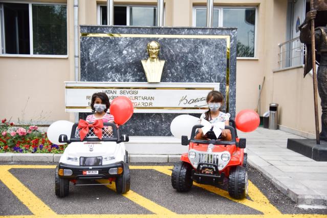 Ankara Büyükşehir Belediyesinden, atık kağıt toplayan iki kız çocuğuna hediye akülü araba
