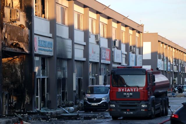 Başkent’te iş merkezinde çıkan yangının ardından küle dönmüş dükkanlar kaldı