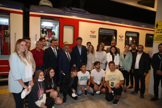 Ankara’dan 99 gençle yola çıkan Zafer Treni Eskişehir’e geldi