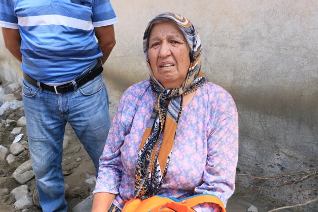 Selden iki engelli çocuğu ve torunuyla kurtulan 72 yaşındaki kadın yaşadıkları korkuyu unutamıyor