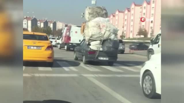 Trafikte şaşırtan görüntü: Otomobilini kamyon gibi yükledi